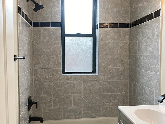 3rd image of 3841-43 N Greenview Ave #3841-3E