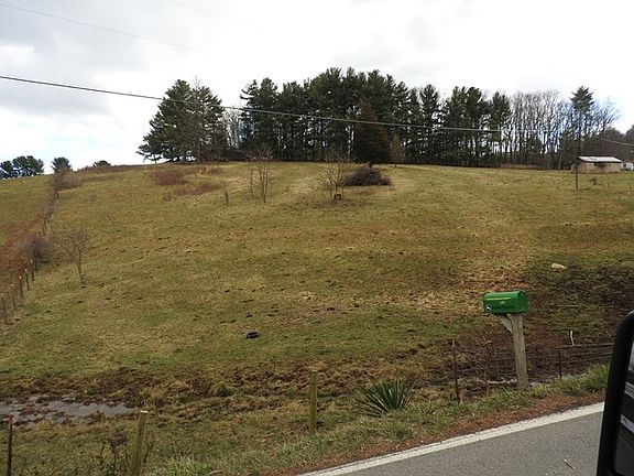 5th image of 517 Country Club Ln