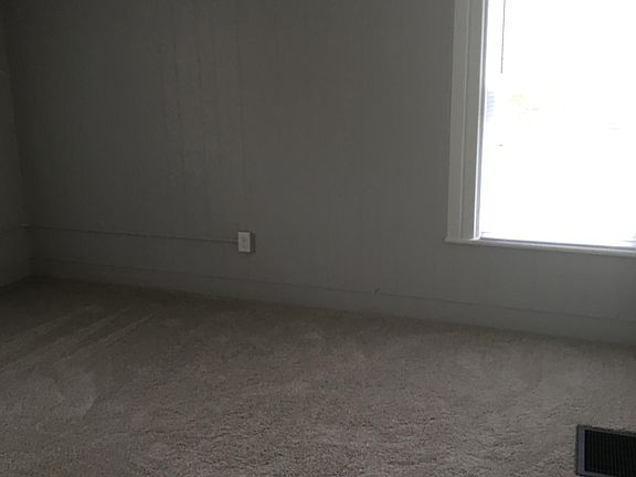 3rd image of 922 W Grove St