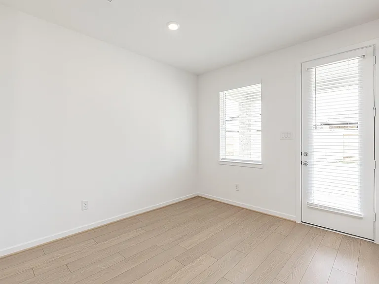 9723 Rialto Heights Dr — Photo 13
