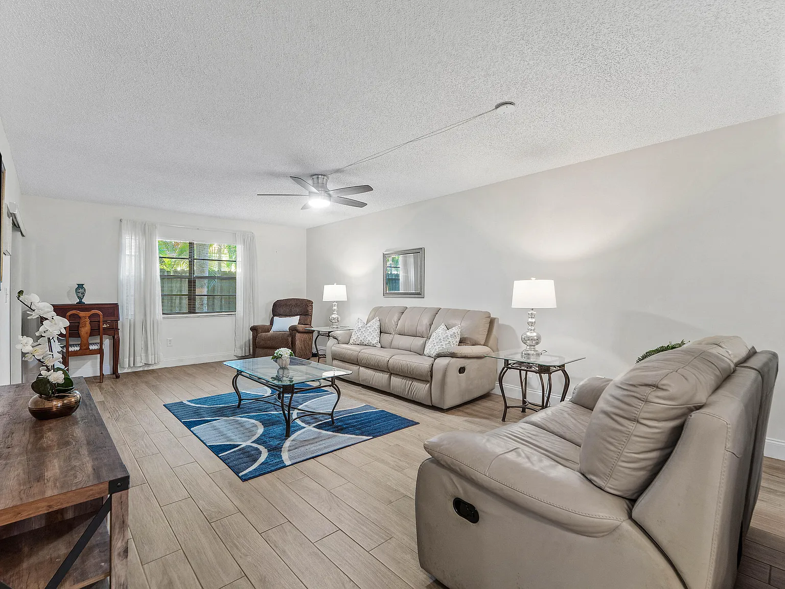 3 bed, 2.0 bath, 1468 sqft, $4,350 — Photo 3