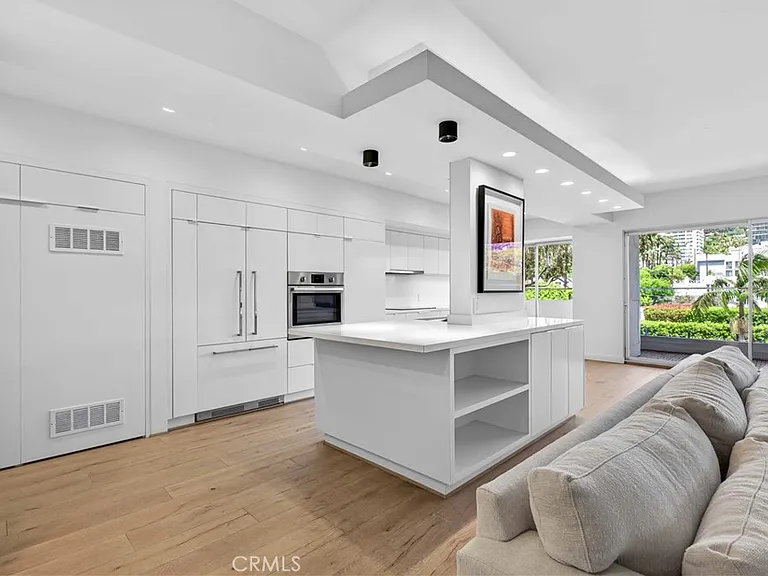 838 N Doheny Dr #505 — Photo 2