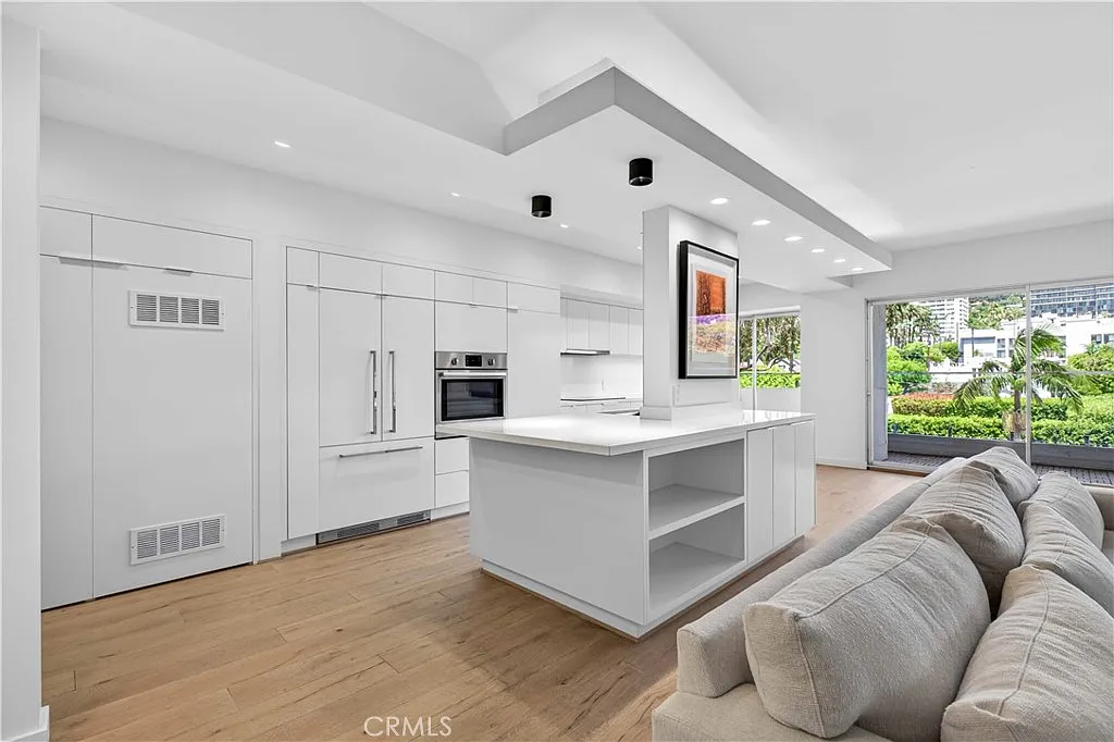 Building Photo - 838 N Doheny Dr #505