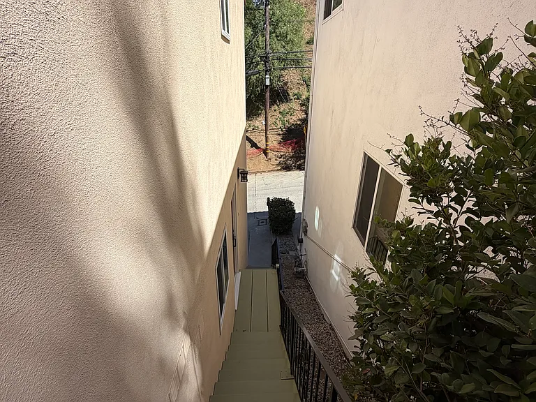 8535 Lookout Mountain Ave — Photo 45