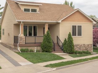8505 Long Meadow Ln, Johnston, IA 50131