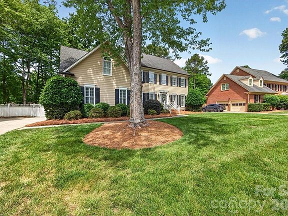 3rd image of 10216 Hollybrook Dr