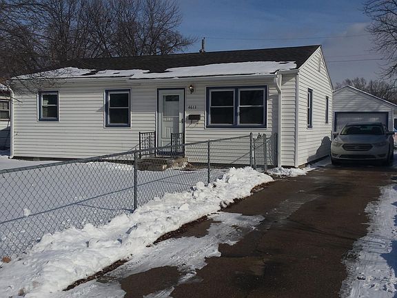 Nice home with fenced in yard(s) for small dogs and kids to play in. There are gates available to fence in back yard/drive way area in front of garage.