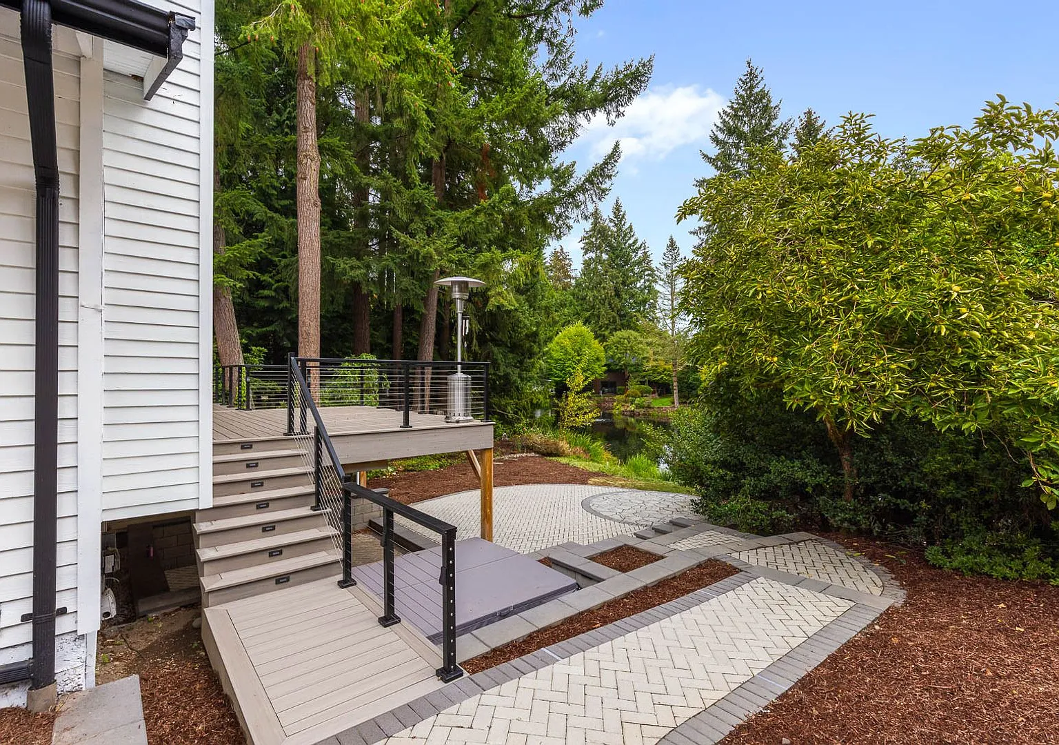 Remodeled 4 Bedroom Kirkland Retreat with Private Waterfront Setting — Photo 2