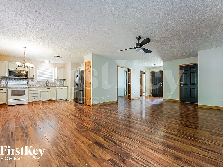 426 Flat River St — Photo 4