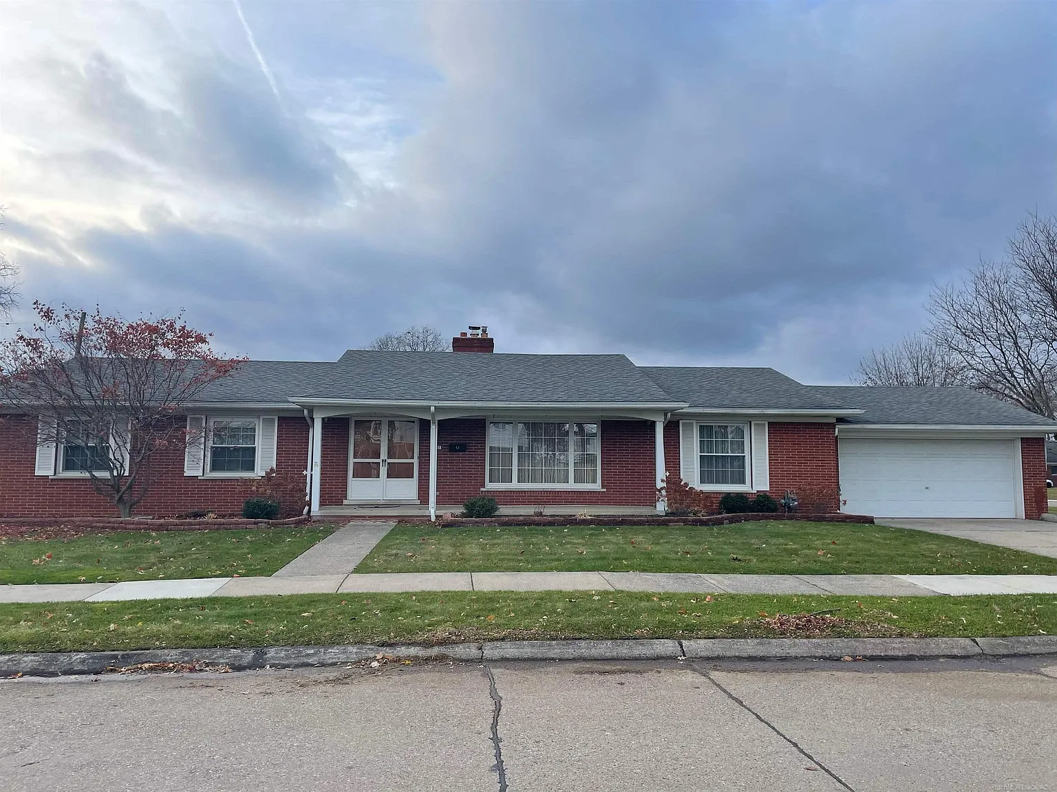 1647 Edmundton Dr photo 1