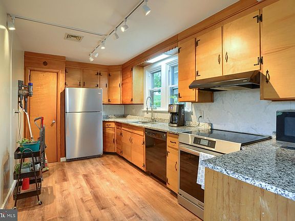 4th image of 1732 Thompson Ave