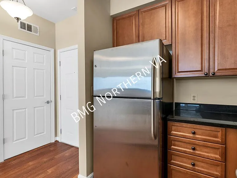 801 Greenbrier St #422 — Photo 11