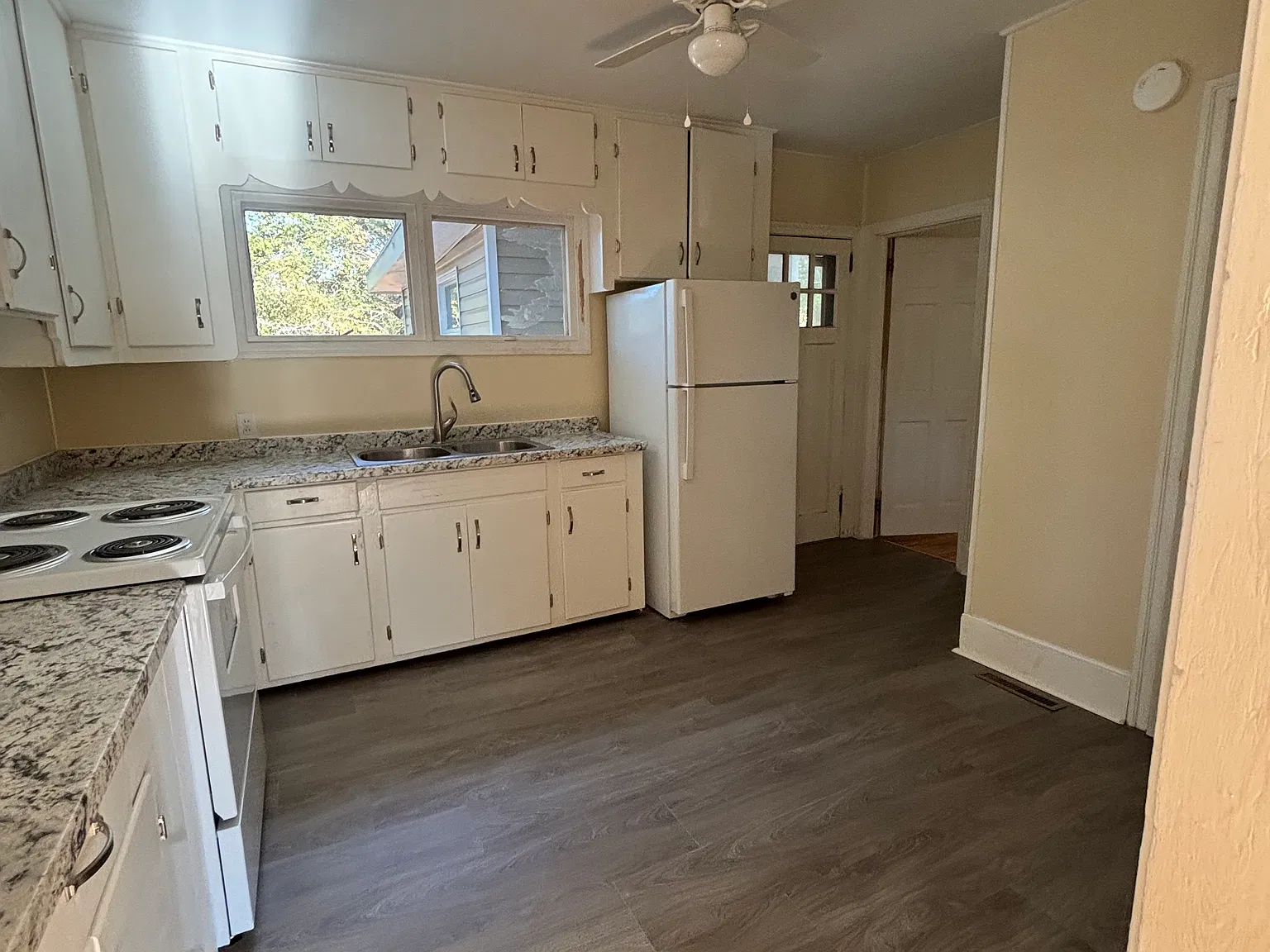 3 bed, 1200 sqft, $1,350 — Photo 3