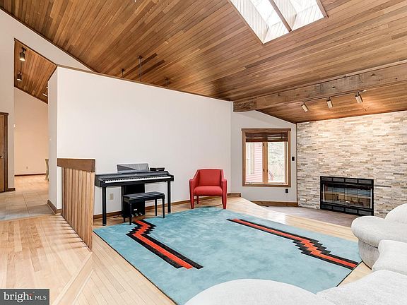 4th image of 200 Berrywood Dr