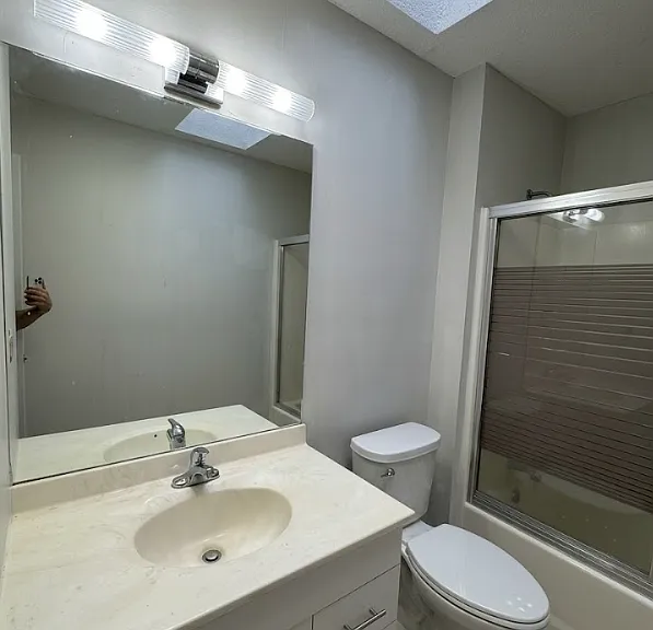 Full bathroom with huge skylight (2/2).
