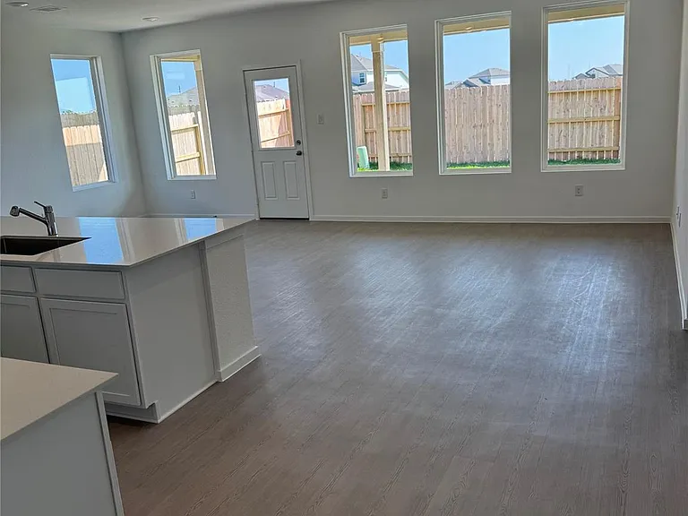902 Heaven Dr — Photo 10