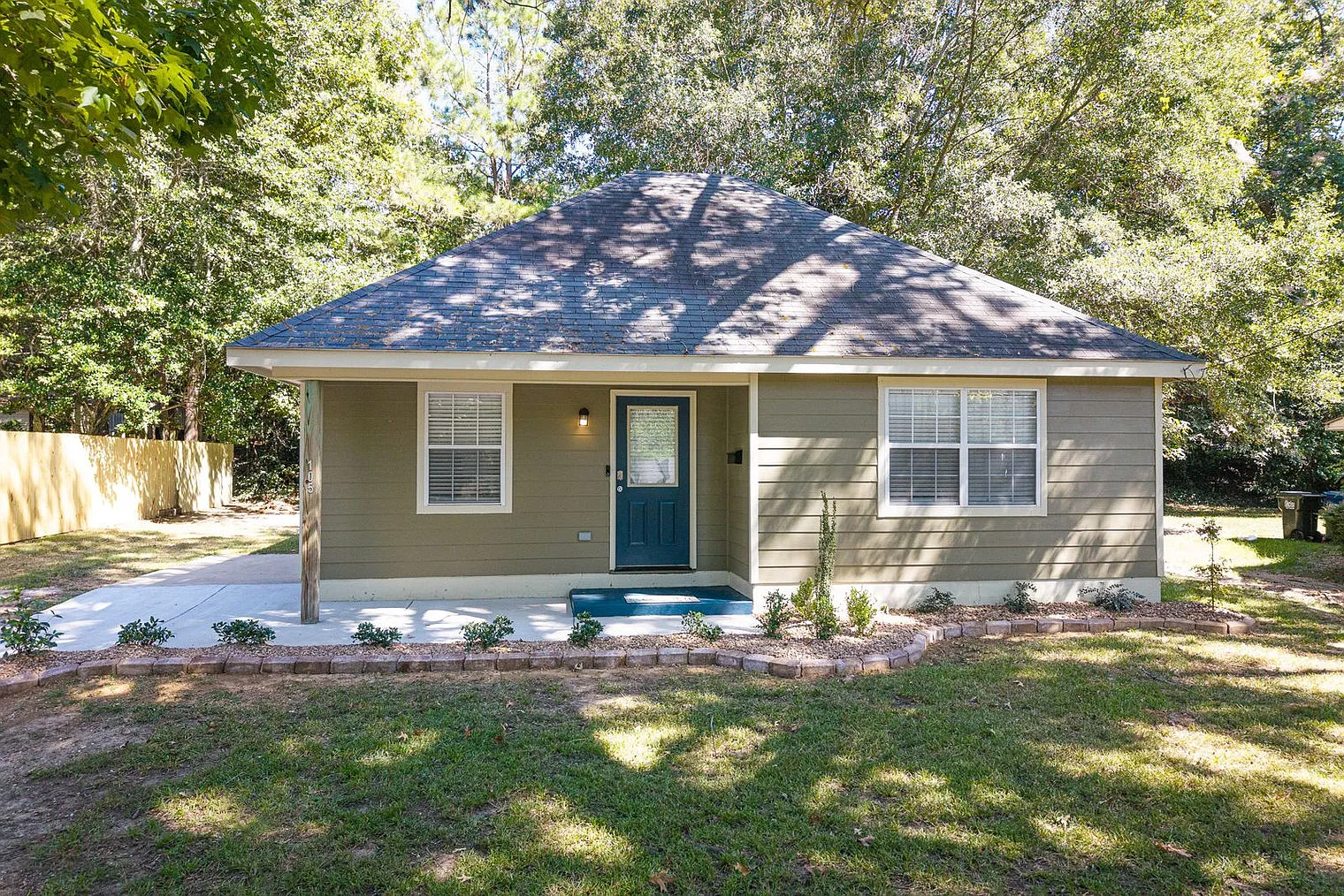 2 bed, 1.0 bath, 882 sqft, $2,247 — Photo 2
