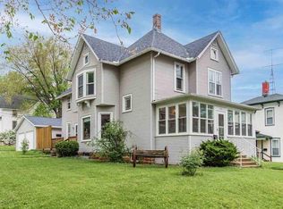 103 9th St, Baraboo, WI 53913