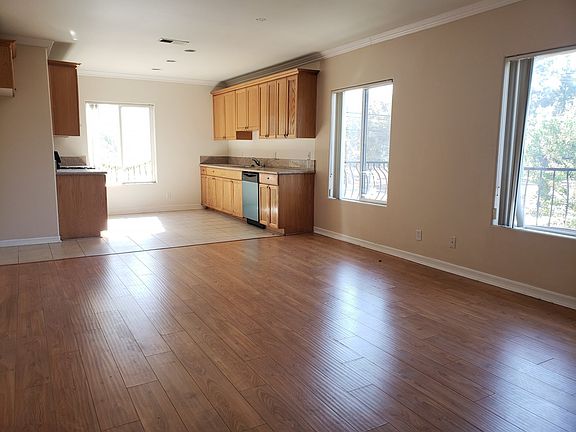 3rd image of 15965 Victory Blvd APT 3