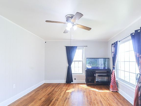 4th image of 2104 Hampton Dr