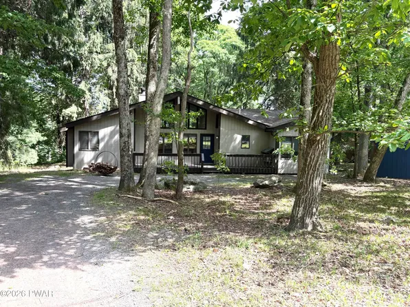 213 Hillside Dr, Lords Valley, PA 18428