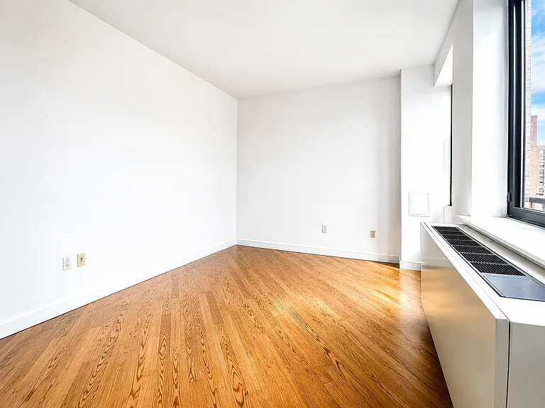 401 W 22nd St #PHC — Photo 11