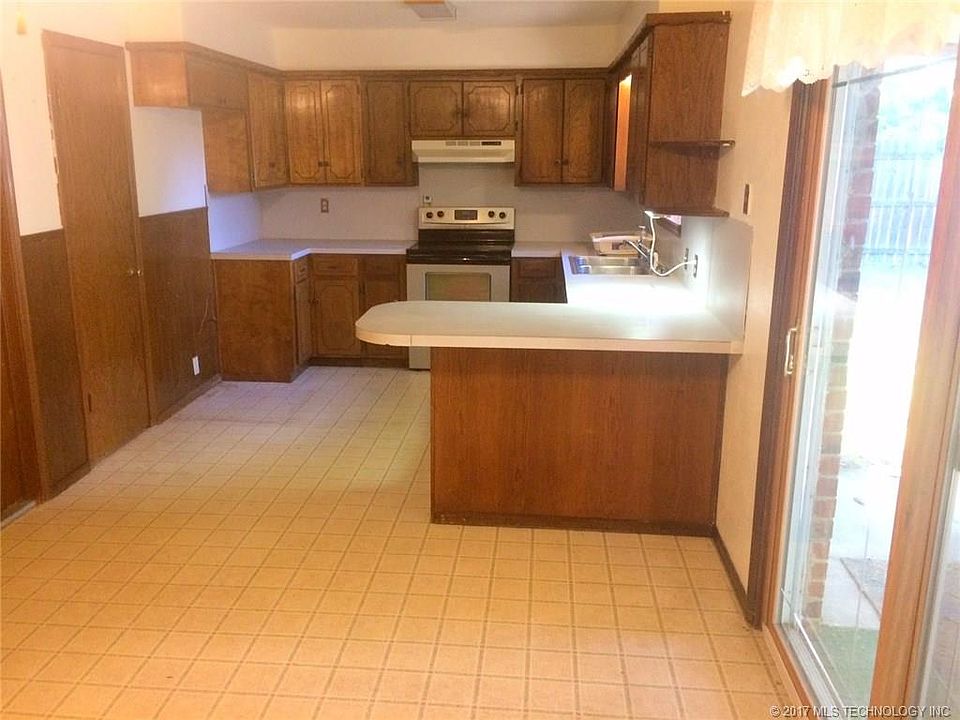 2nd image of 906 W Blair Ave