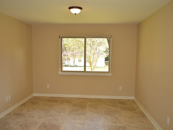 5th image of 918 Blue Springs Dr