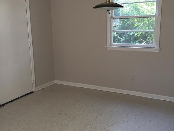 4th image of 3310 Woodlawn St #B