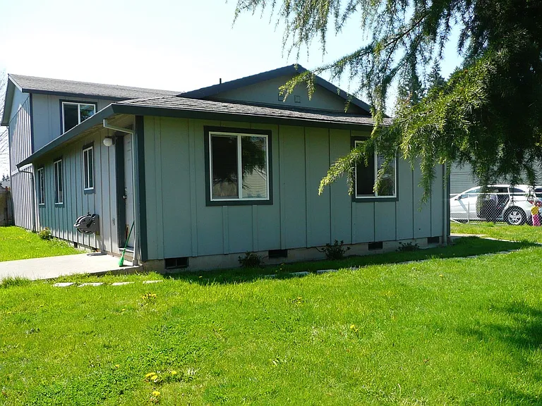 184 NW Scott St — Photo 1
