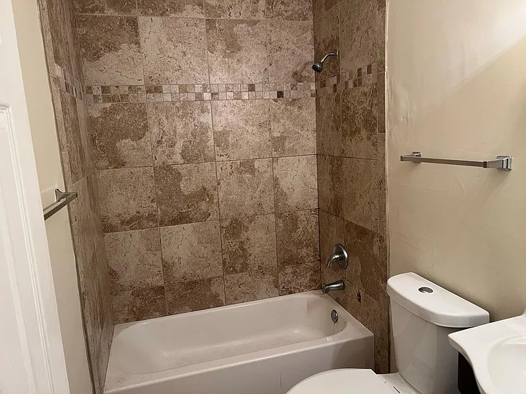 231 SE 9th Ave #2 — Photo 3