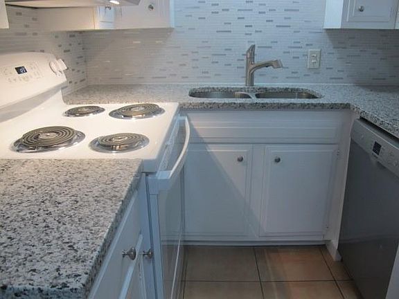 4th image of 425 S Oak St #208