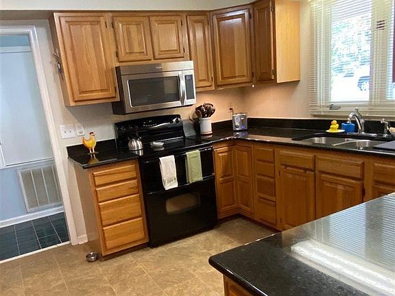 3rd image of 212 Creek Forest Dr