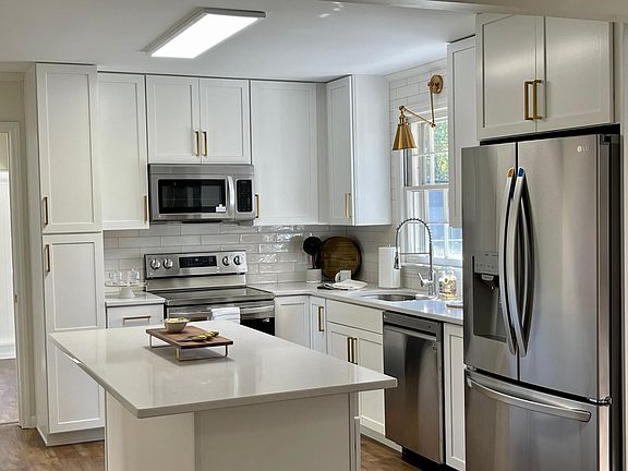 Gorgeous brand new kitchen! All new cabinets, appliances, quartz countertops, beautiful new waterproof flooring, new lighting. New counter height bar that seats 4. 3 stools will fit on the side and one on the end. All new lighting. Upscale cabinets sof
