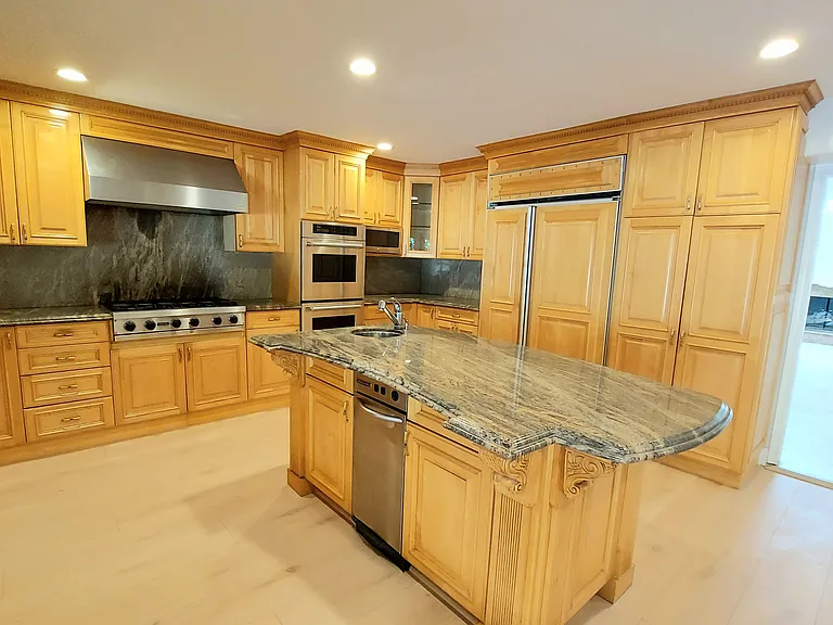 16545 Park Lane Cir — Photo 22
