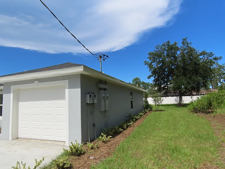 17 Riddle Dr. Unit B side yard
