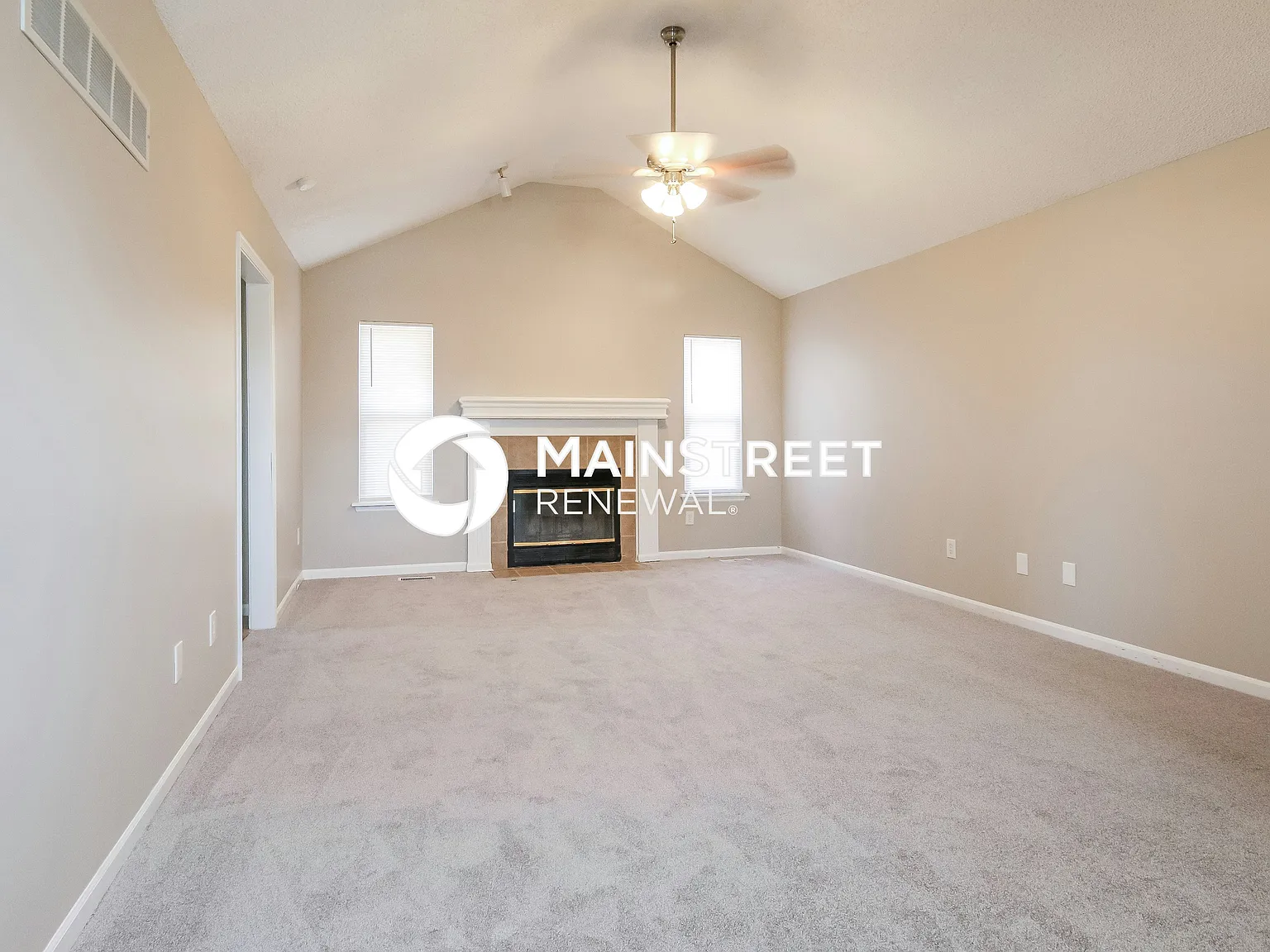 801 NE Lyon Dr — Photo 3