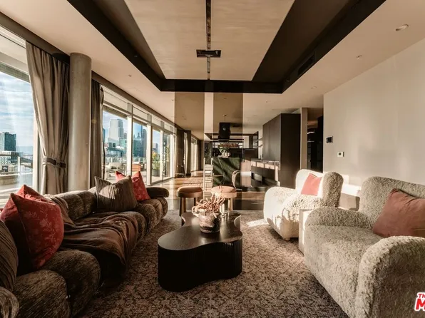 1155 S Grand Ave #2204, Los Angeles, CA 90015