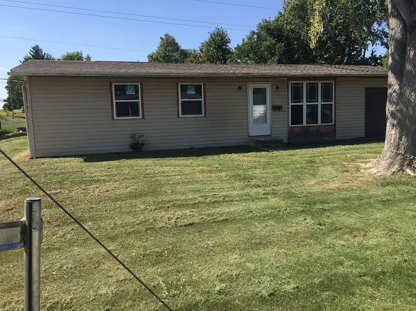 1077 S Washington St, Nashville, IL 62263