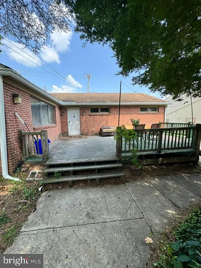 4 bed, 1.0 bath, 2200 sqft, $2,595 — Photo 2