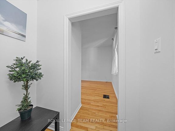 4th image of 135 Upper Lorne Pl W