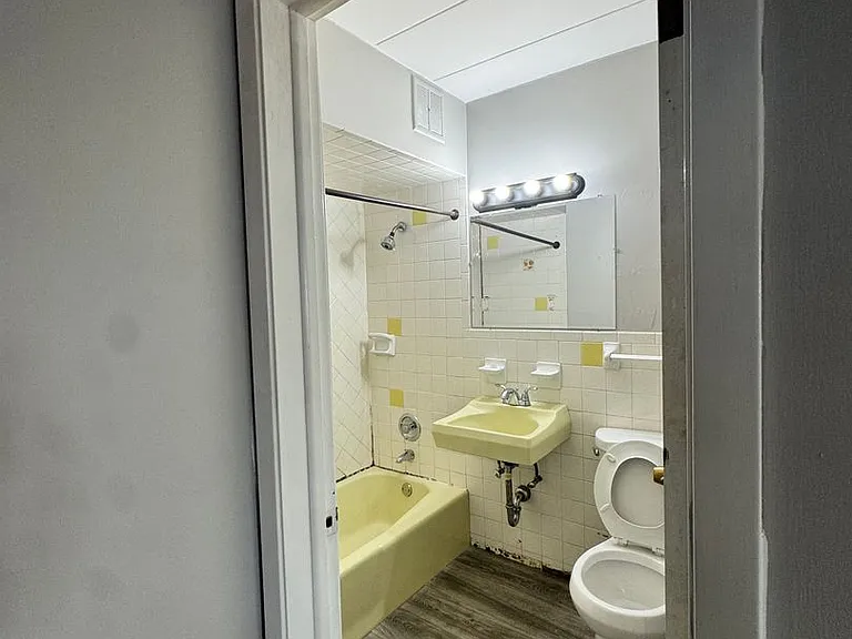 33rd Ave Apartments — Photo 14