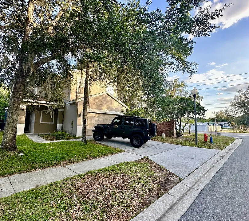 Royal Ridge Dr