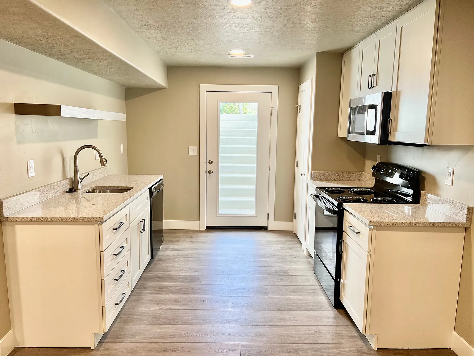 3 Bedrooms 1 Bathroom Basement Apartment — Photo 3