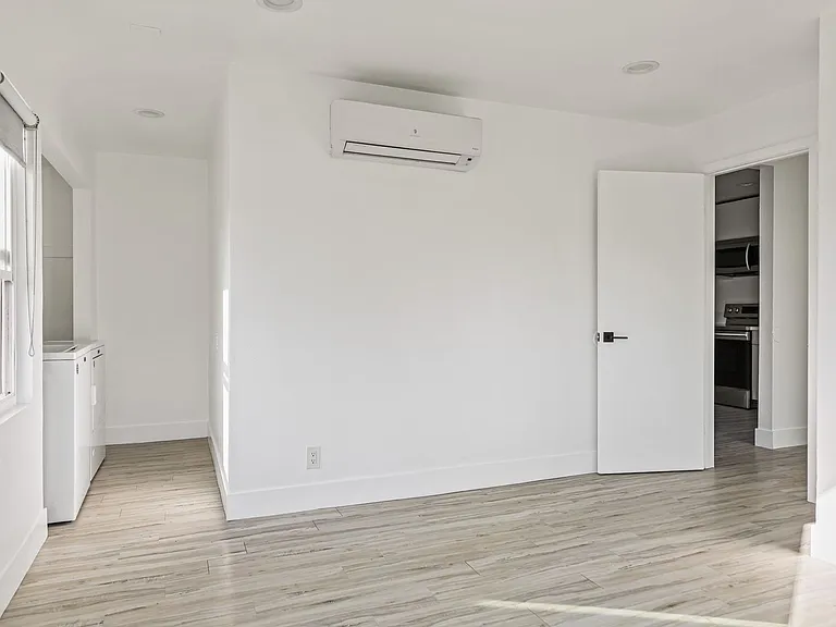 850 N Van Ness Ave — Photo 25