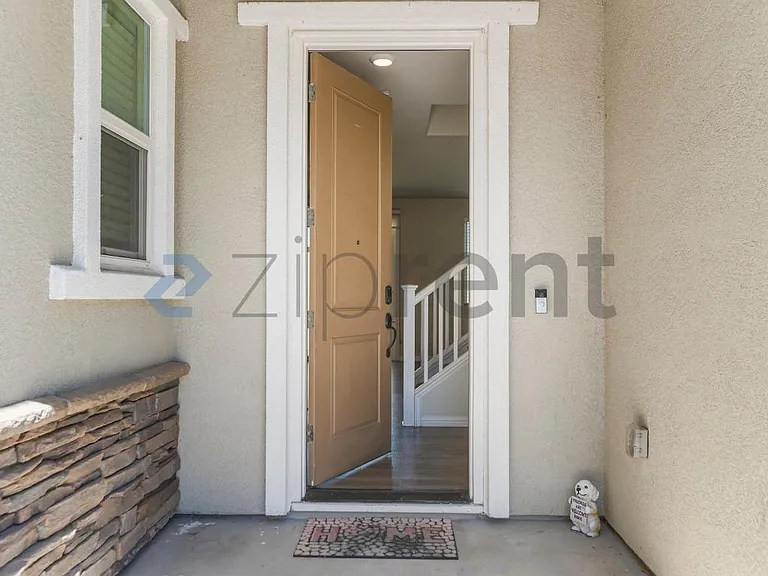 979 Princess Way — Photo 3