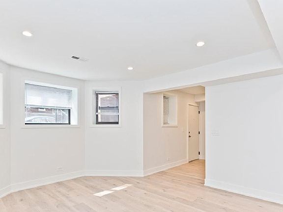 4th image of 1334 W Bryn Mawr Ave #1-G