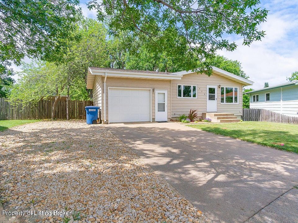 1st image of 840 Bighorn Dr
