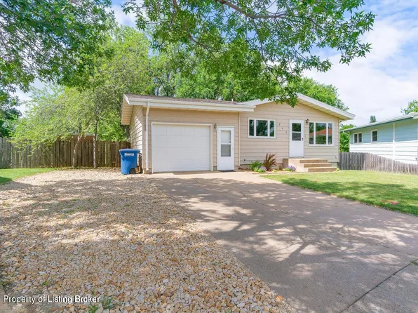 840 Bighorn Dr, Dickinson, ND 58601