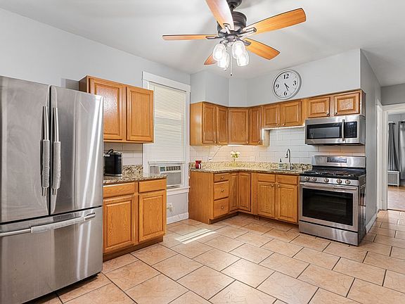 4th image of 3067 N Avers Ave